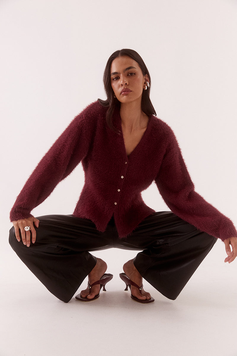 Women’s fluffy nylon knit cardigan with relaxed fit, low V-neck, dropped shoulders, fitted waist, button closure and side splits
