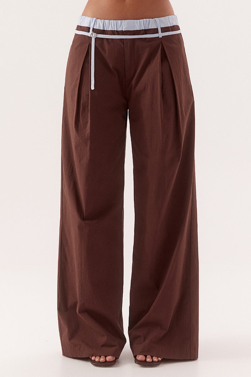 Mid-rise straight leg pants in stretch cotton with contrast waistband and skinny belt