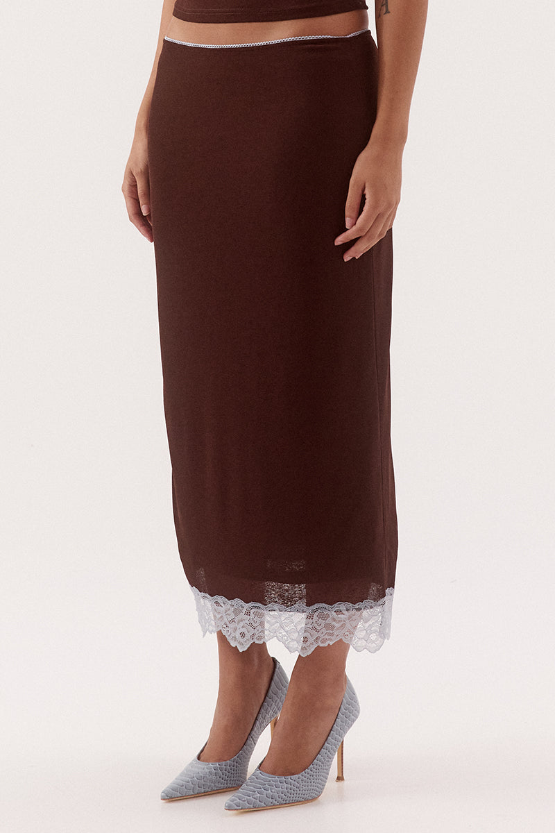 Mid-rise midi skirt in textured stretch mesh with scalloped waist trim and lace hem