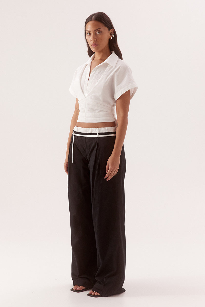 Pleated crop shirt in stretch cotton with two piece collar and short magyar sleeves