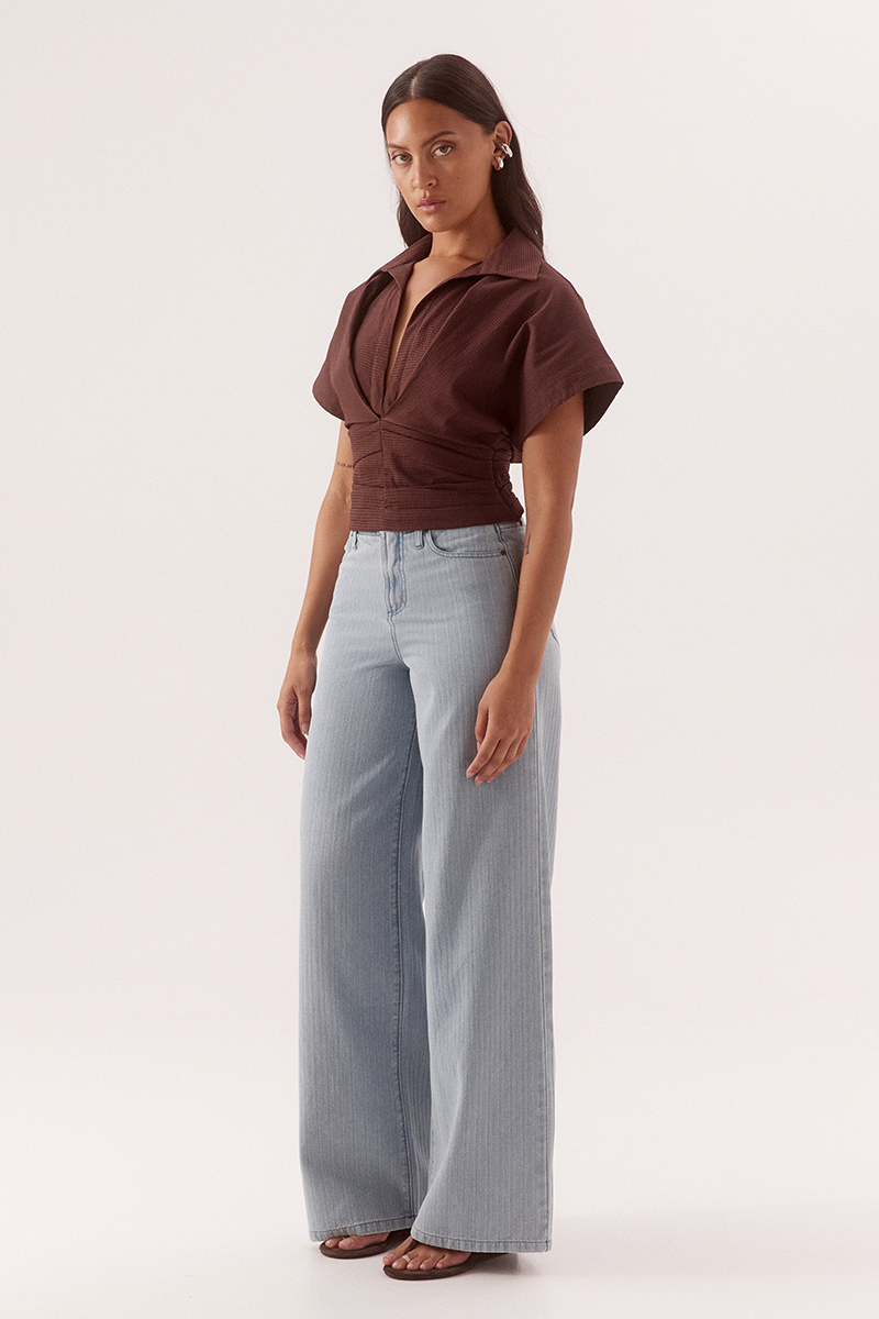 Pleated crop shirt in stretch cotton with two piece collar and short magyar sleeves