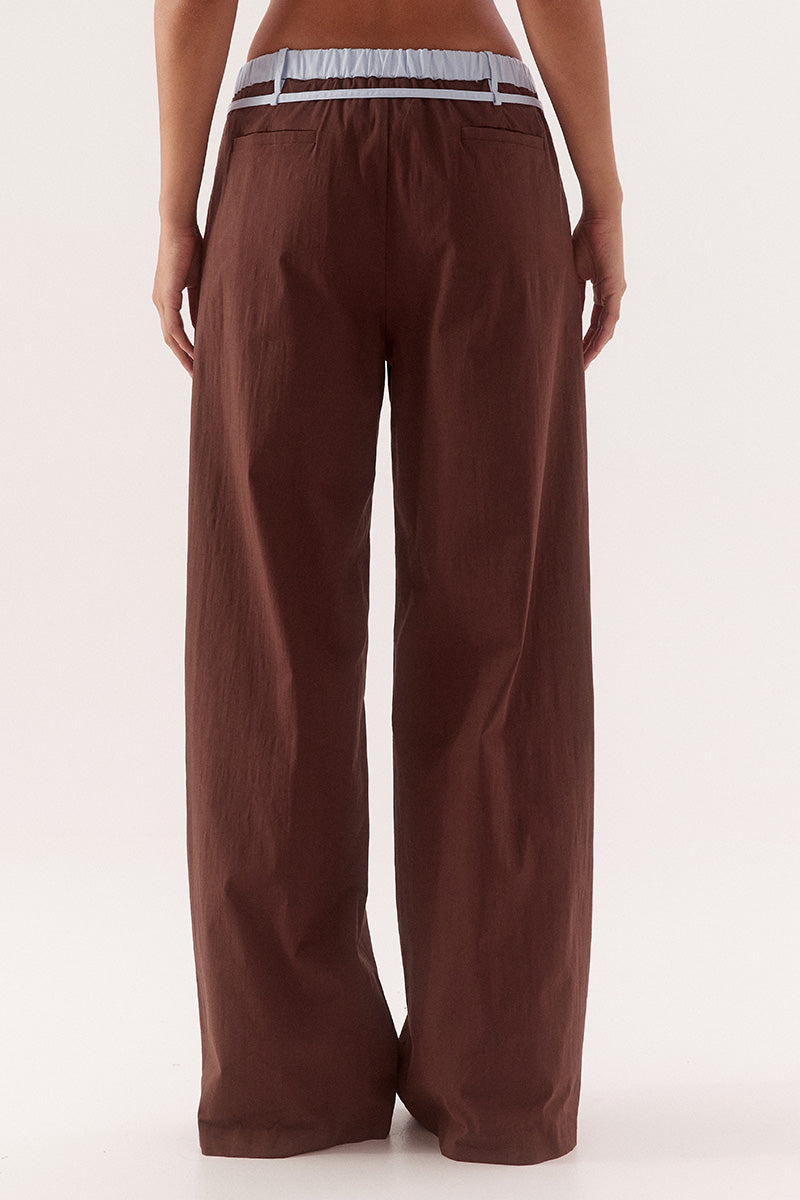 Mid-rise straight leg pants in stretch cotton with contrast waistband and skinny belt