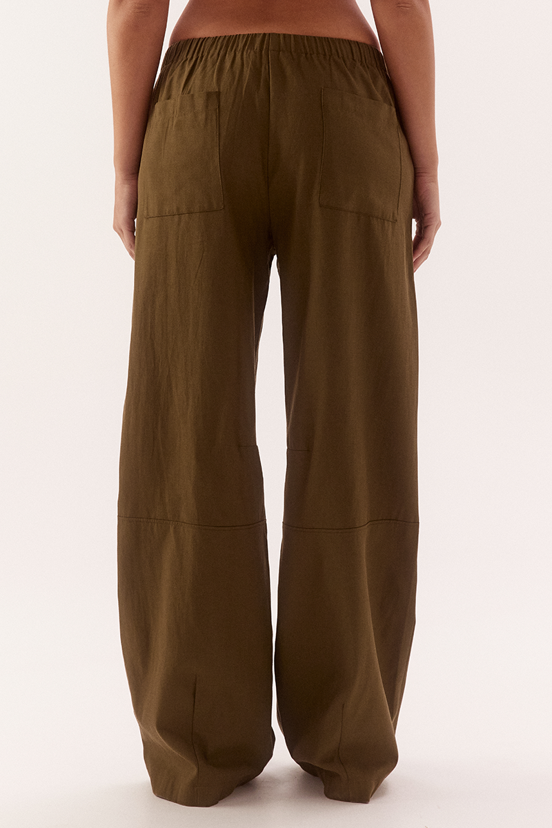 Women's cotton Lyocell blend mid-rise relaxed straight leg pants with oversized side patch pockets, elastic waist and dart detailing.