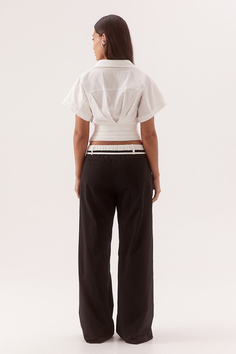 Pleated crop shirt in stretch cotton with two piece collar and short magyar sleeves