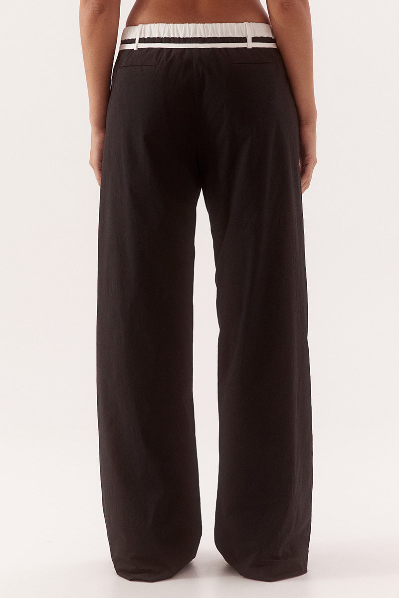Mid-rise straight leg pants in stretch cotton with contrast waistband and skinny belt