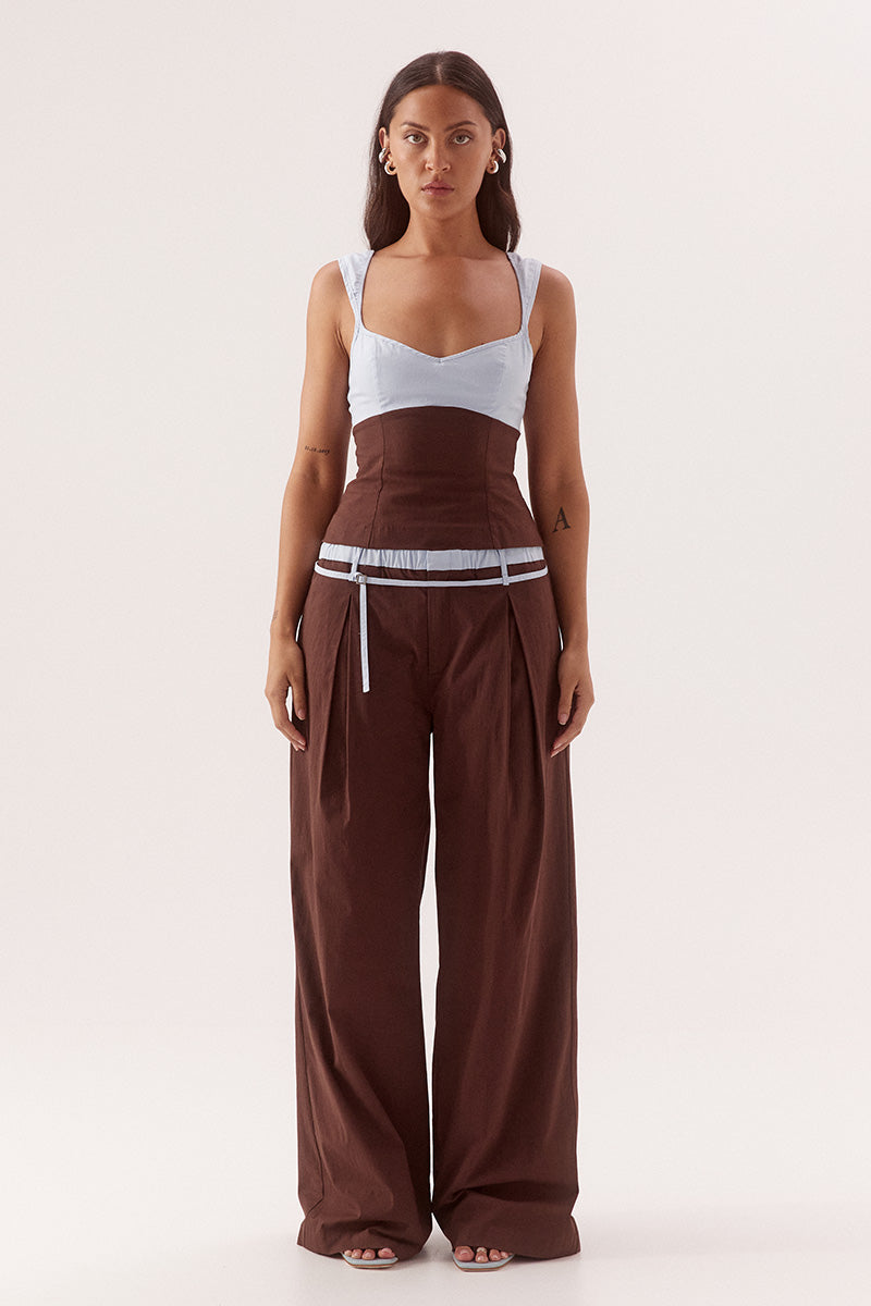 Mid-rise straight leg pants in stretch cotton with contrast waistband and skinny belt