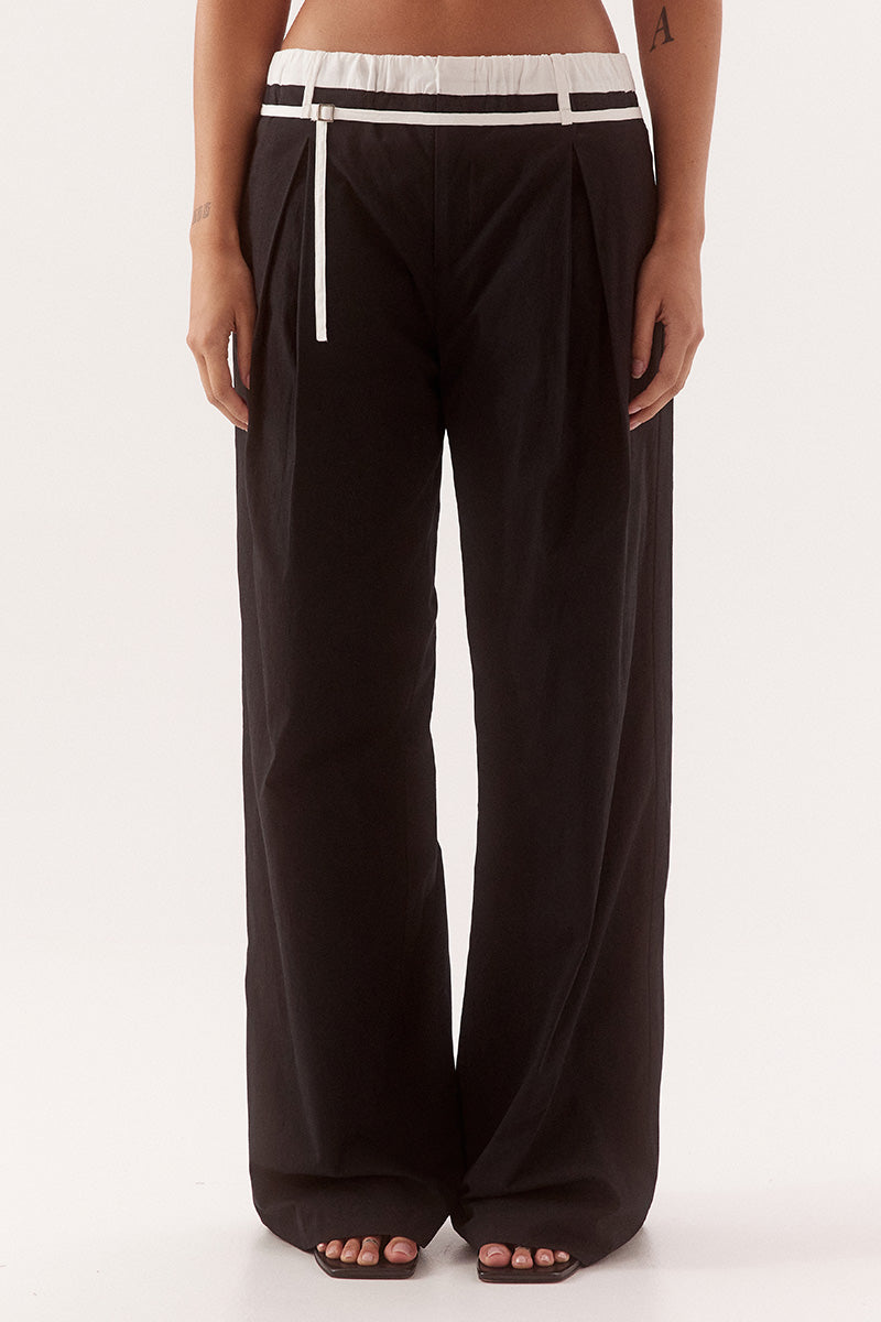 Mid-rise straight leg pants in stretch cotton with contrast waistband and skinny belt
