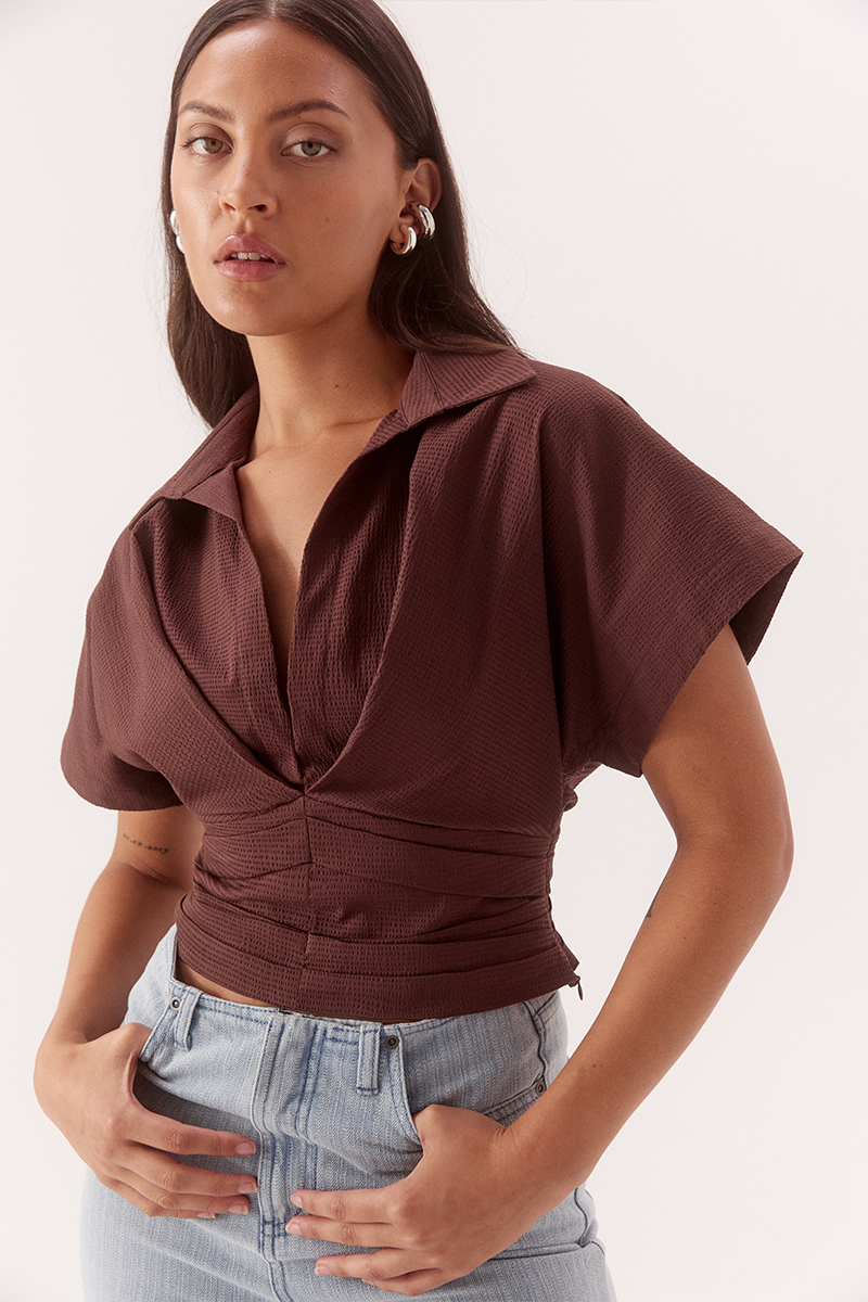 Pleated crop shirt in stretch cotton with two piece collar and short magyar sleeves