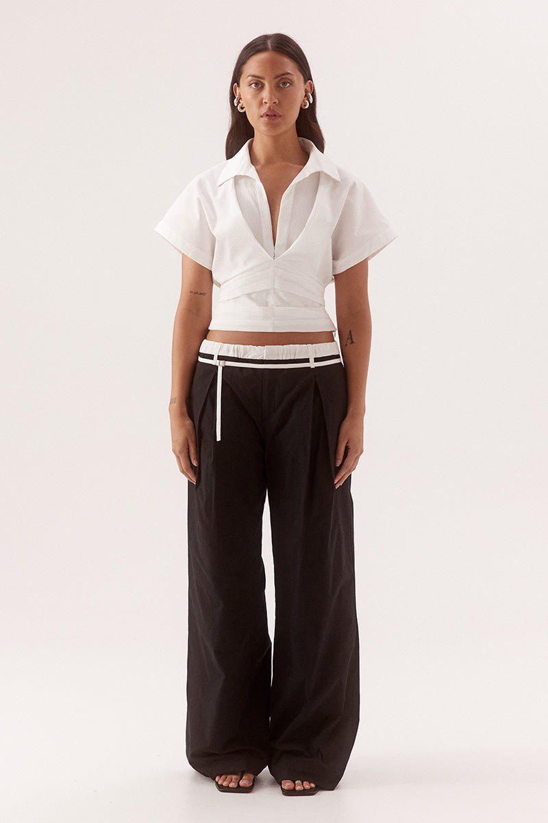 Pleated crop shirt in stretch cotton with two piece collar and short magyar sleeves