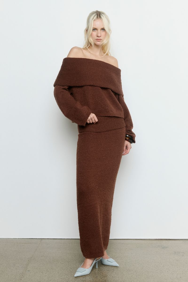 SANNA OFF SHOULDER SWEATER - COFFEE