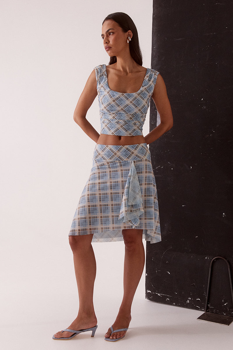 Women’s sleeveless stretch mesh top with exclusive print, scoop neckline, and fitted waist detailing, fully lined for a flattering fit