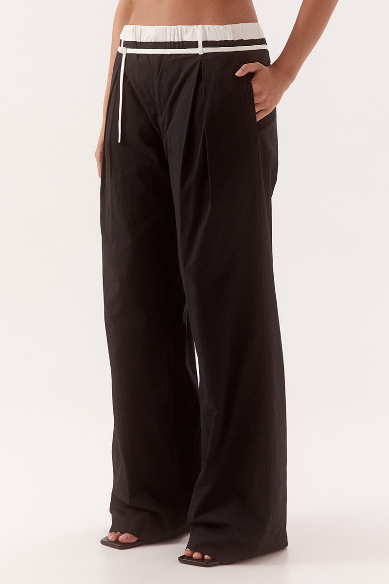 Mid-rise straight leg pants in stretch cotton with contrast waistband and skinny belt