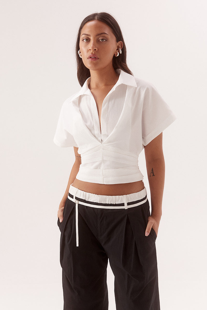 Pleated crop shirt in stretch cotton with two piece collar and short magyar sleeves