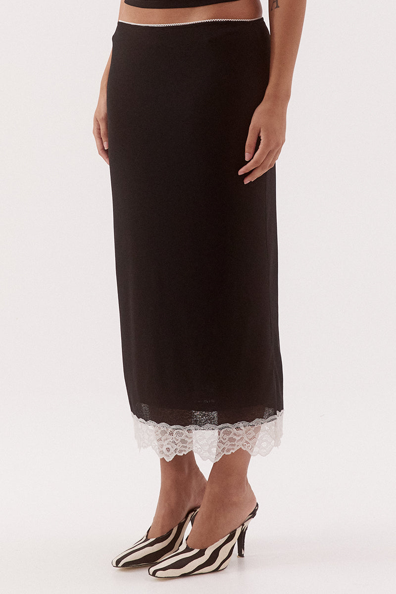 Mid-rise midi skirt in textured stretch mesh with scalloped waist trim and lace hem