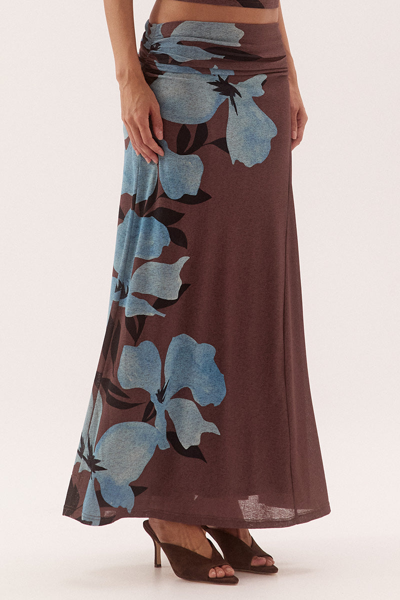 Mid-rise skirt in stretch textured mesh with fishtail godet panel and gathered waist
