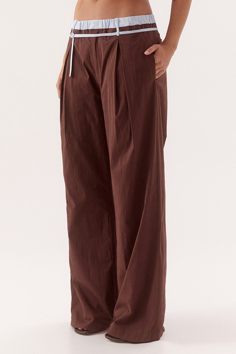Mid-rise straight leg pants in stretch cotton with contrast waistband and skinny belt