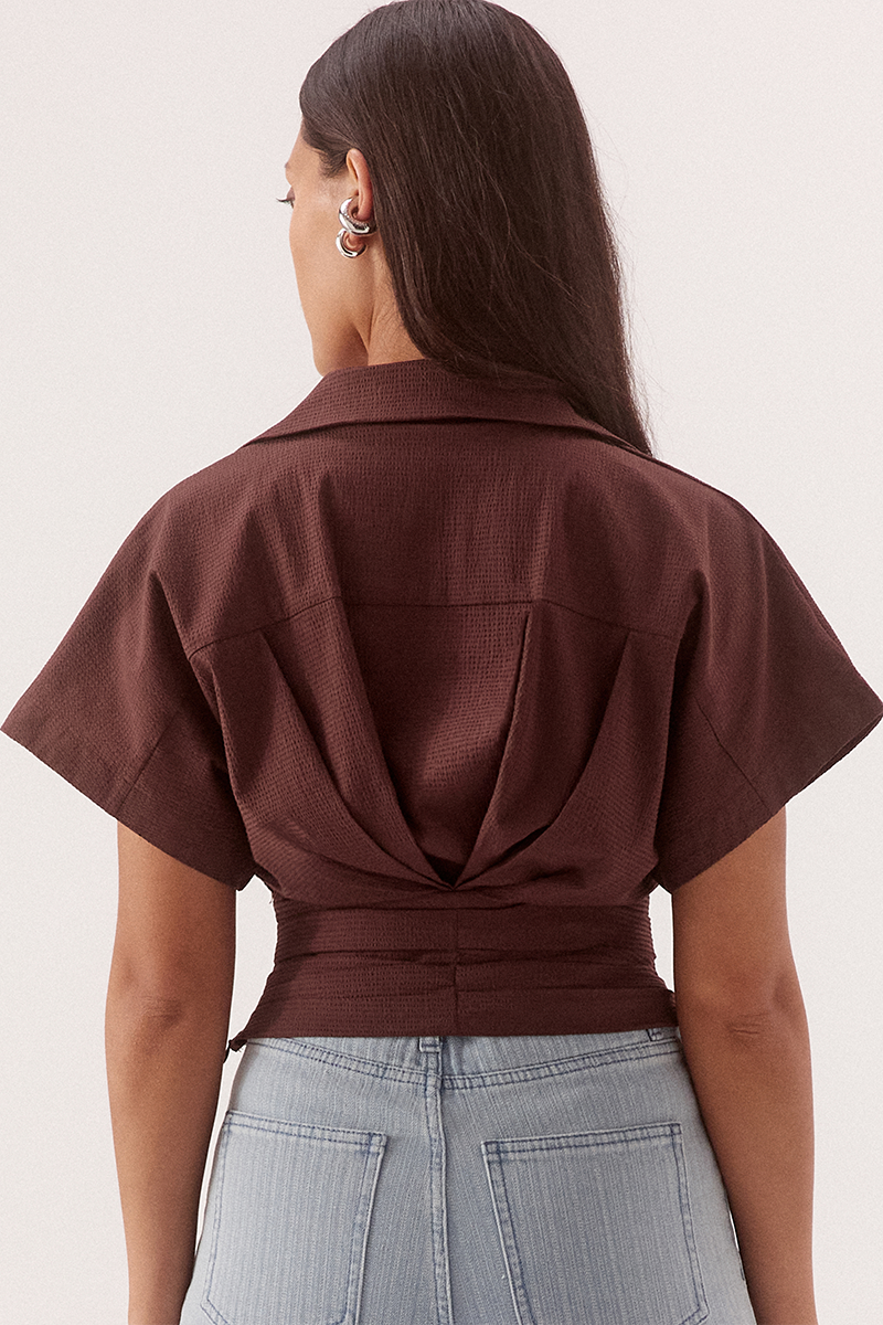Pleated crop shirt in stretch cotton with two piece collar and short magyar sleeves