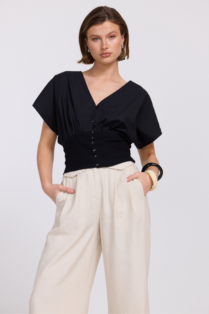 
                      
                        VERSED TOP - BLACK
                      
                    